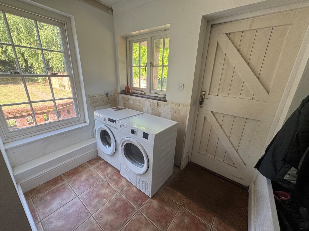 Lot: 144 - FREEHOLD DETACHED PERIOD FARMHOUSE, STUDIO APARTMENT OVER QUADRUPLE GARAGE - RESIDENTIAL INVESTMENT - Farmhouse -utility